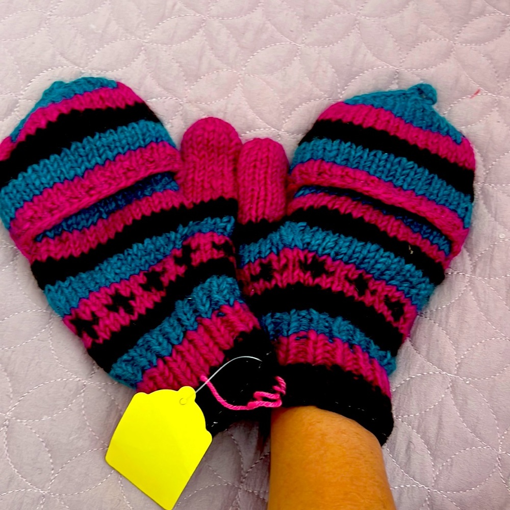 Handmade pure wool gloves